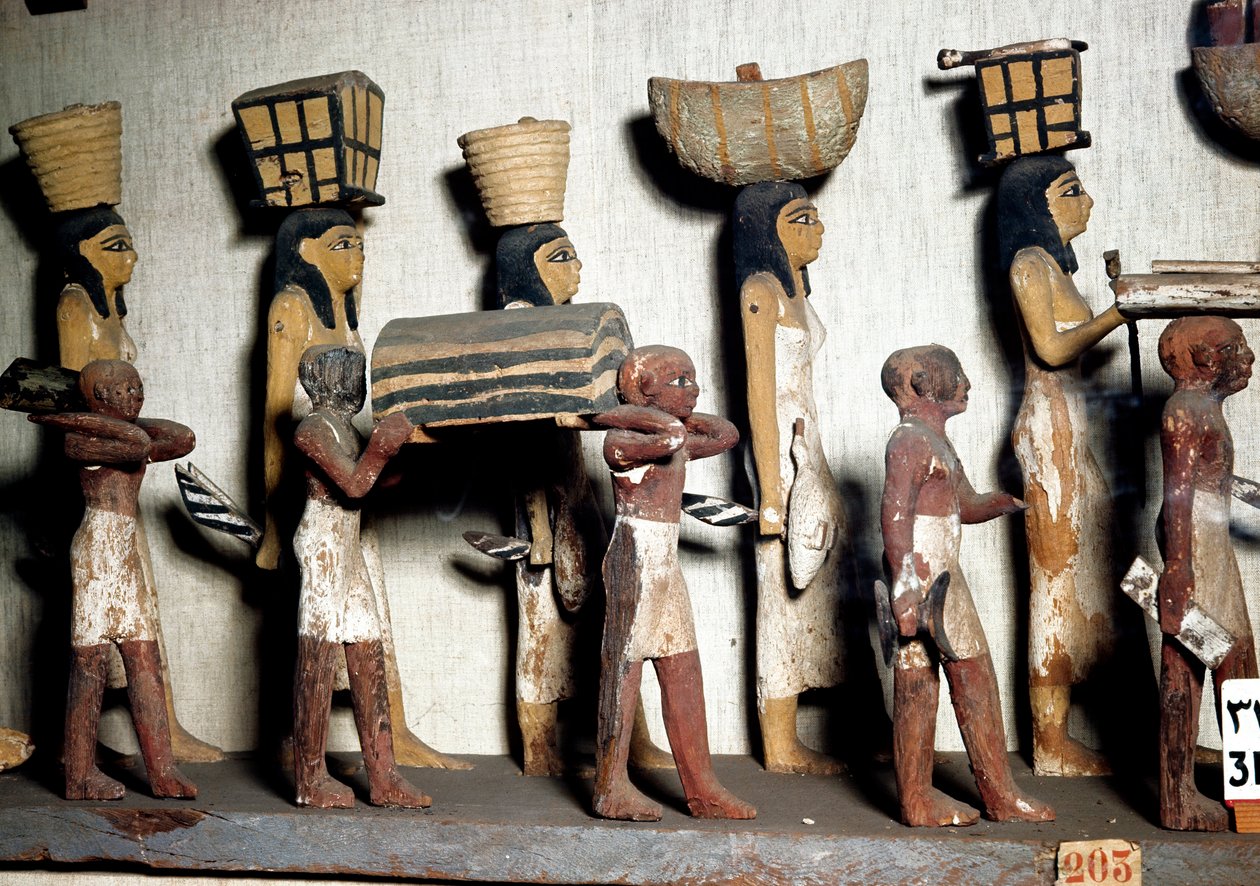 Egyiptomi antikvitás: festett fából faragott csoport, amely az elhunytnak áldozatot vivő szolgákat ábrázol. Kairó, Egyiptomi Múzeum alkotó: Egyptian Egyptian