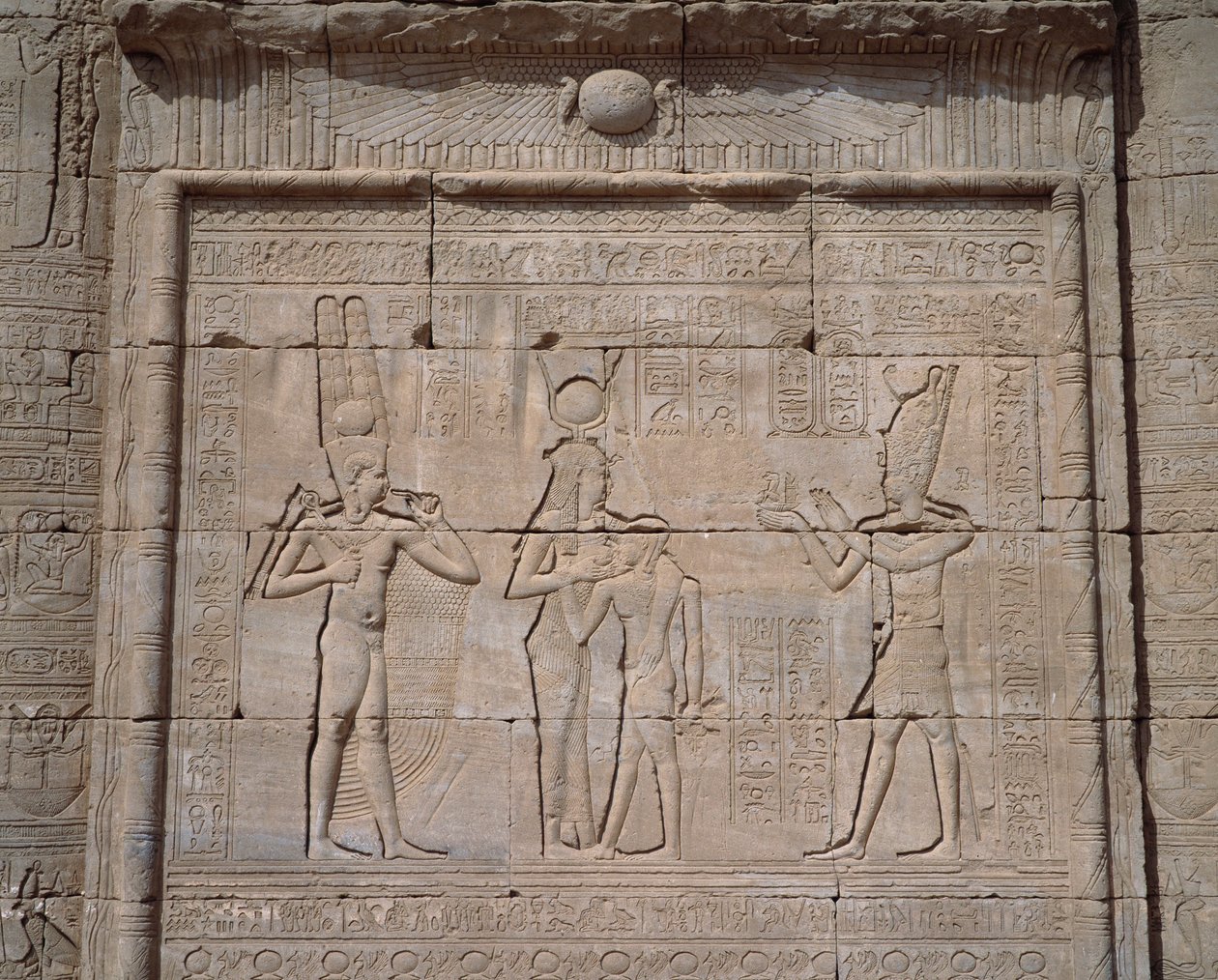 Egyiptomi ókor: kilátás a denderai Hathor istennő templomának alacsony domborműveire alkotó: Egyptian Egyptian
