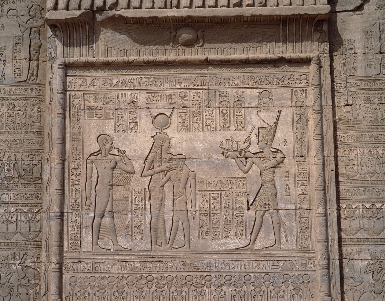 Egyiptomi ókor: kilátás a denderai Hathor istennő templomának alacsony domborműveire alkotó: Egyptian Egyptian