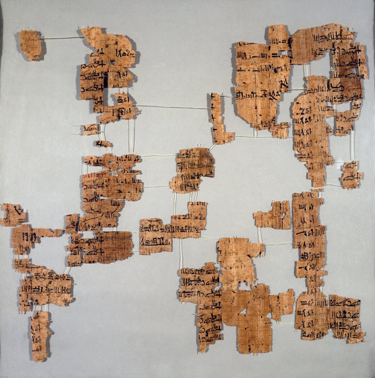 Egyiptomi antiquitis: a Royal Canon vagy „Papyrus royal” néven ismert papirusz töredékei, amelyek az 1-17. dinasztia fáraóinak listáját tartalmazzák. Torino, egyiptomi múzeum alkotó: Egyptian Egyptian