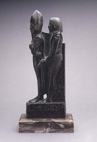 Férfi csoport bemutatja Osiris (steatite) ábrázolását alkotó: Egyptian Egyptian