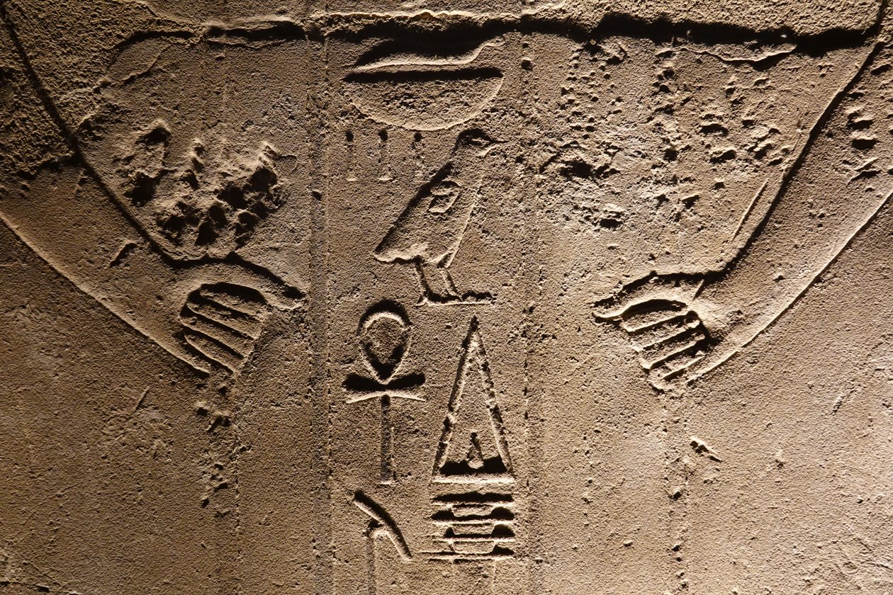 Hieroglifák, Luxori templom (dombormű) alkotó: Egyptian Egyptian