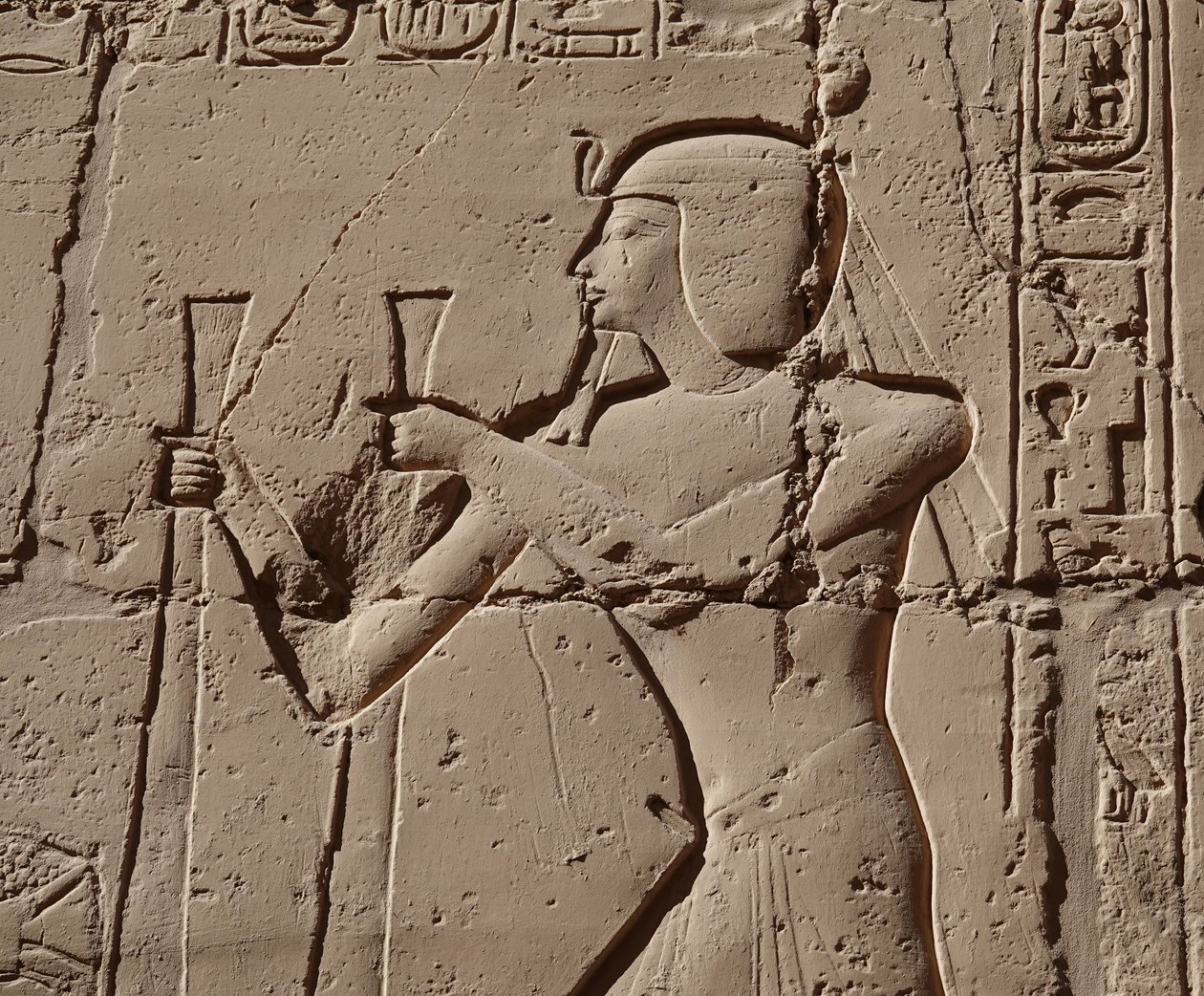 Fáraó kobrát visel, Luxori templom (dombormű) alkotó: Egyptian Egyptian