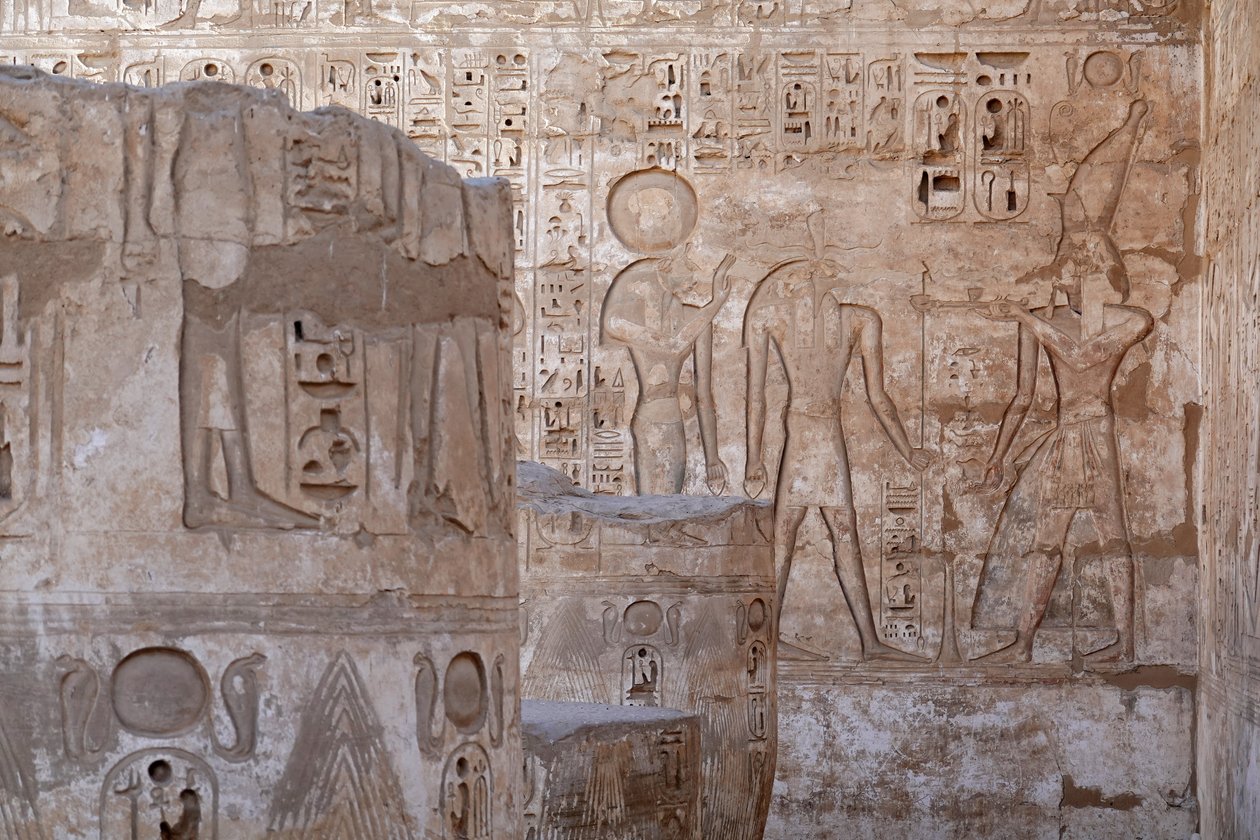Felső-Egyiptom uralkodója áldozatot mutat be Rénak és Knoumnak, Hórusz temploma, Edfu alkotó: Egyptian Egyptian