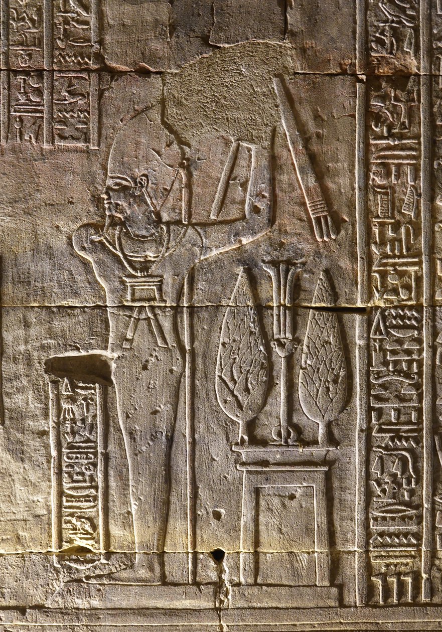A fáraó és attribútumai, Hórusz temploma Edfuban alkotó: Egyptian Egyptian