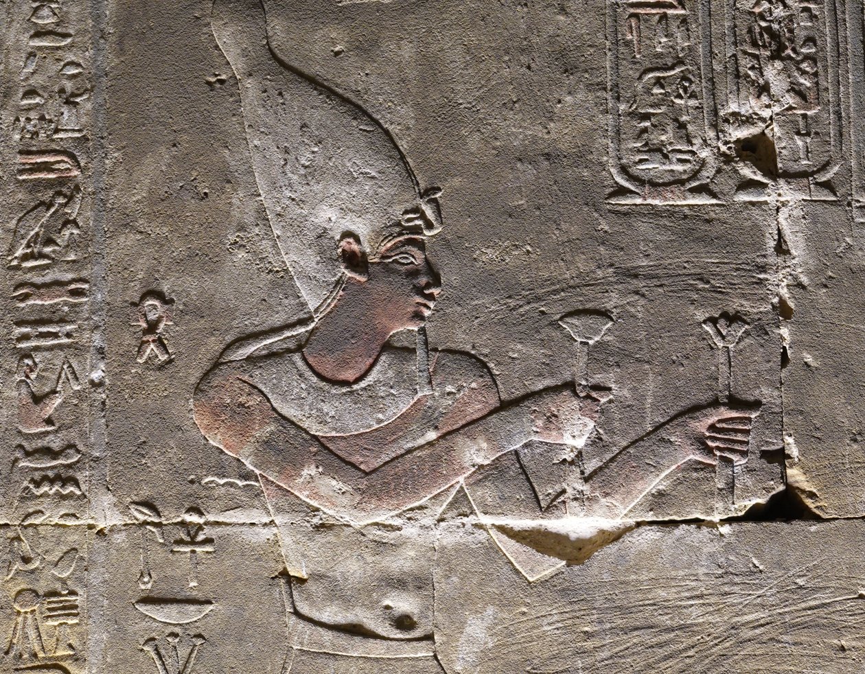A fáraó viseli a Hedjet, Hórusz temploma Edfuban alkotó: Egyptian Egyptian