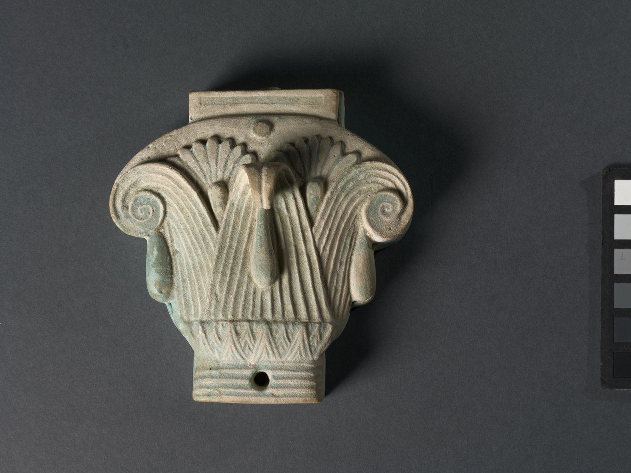 Doboz (Pyxis) összetett tőke formájában, ie 305-30 (sápadt vörösbegy-tojás kék fajansz) alkotó: Egyptian Ptolemaic Period