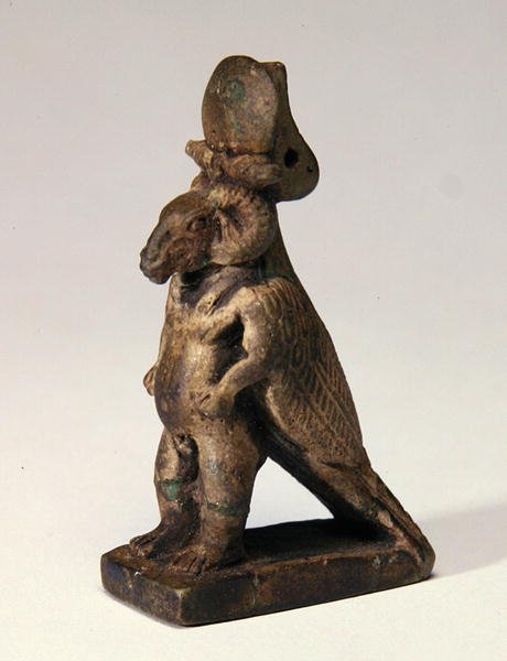 Összetett isten kosfejjel, törpetesttel és sólyomháttal (fajansz) alkotó: Egyptian Ptolemaic Period
