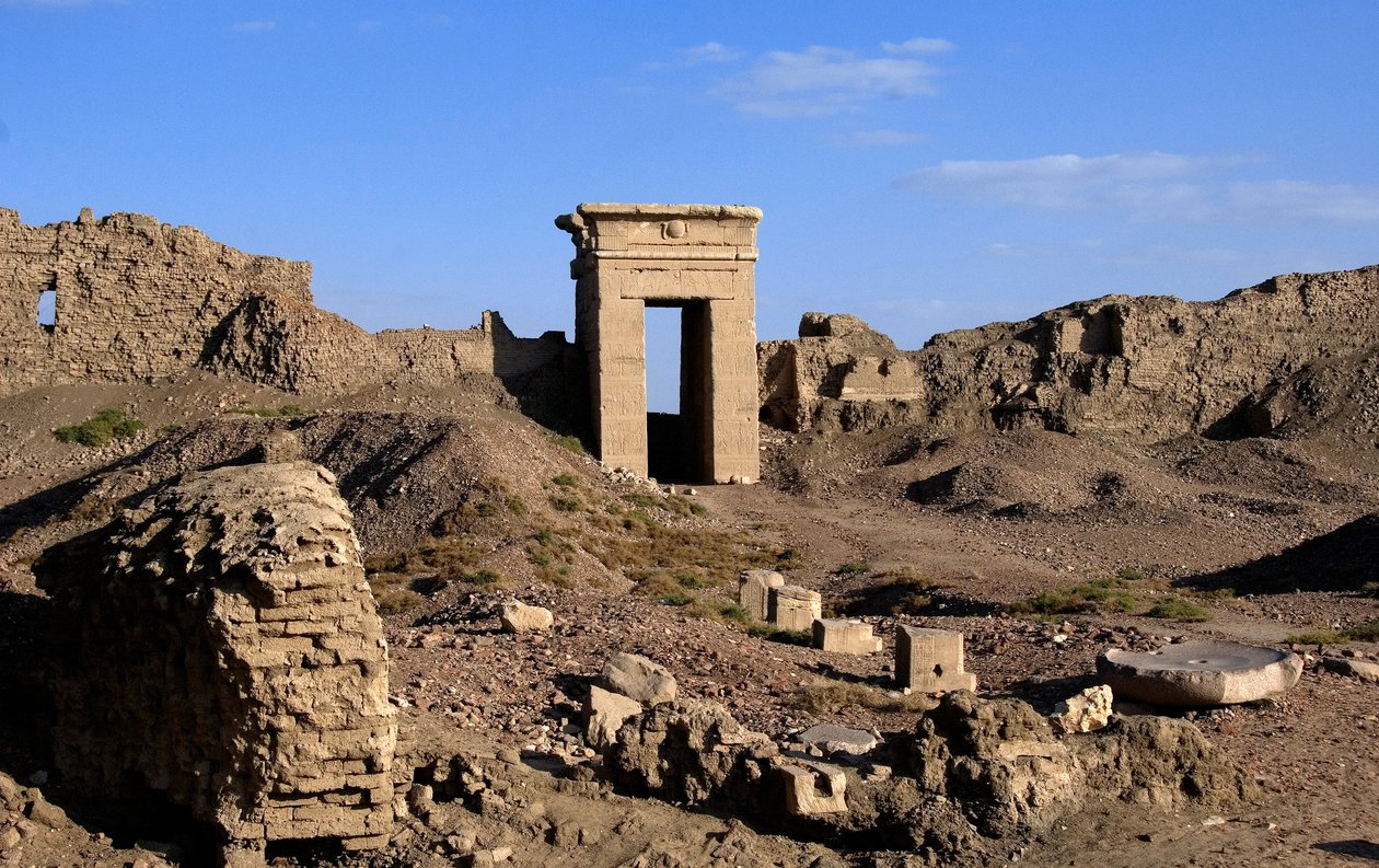 Egyiptomi ókor: Kilátás az Északi kapu ívére, Hathor temploma, Dendera, Egyiptom alkotó: Egyptian Ptolemaic Period