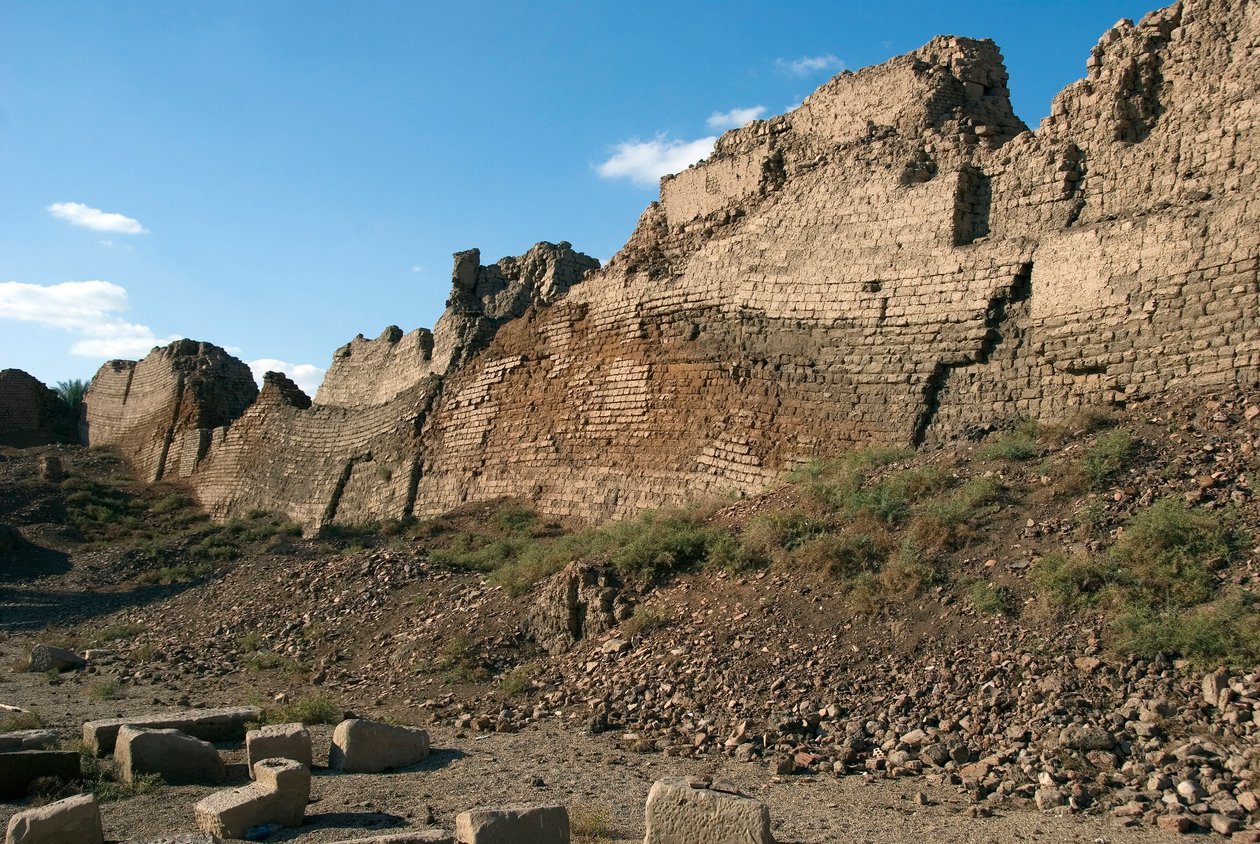 Egyiptomi ókor: A Hathornak szentelt templom helyét védő falak, Dendera, Egyiptom alkotó: Egyptian Ptolemaic Period