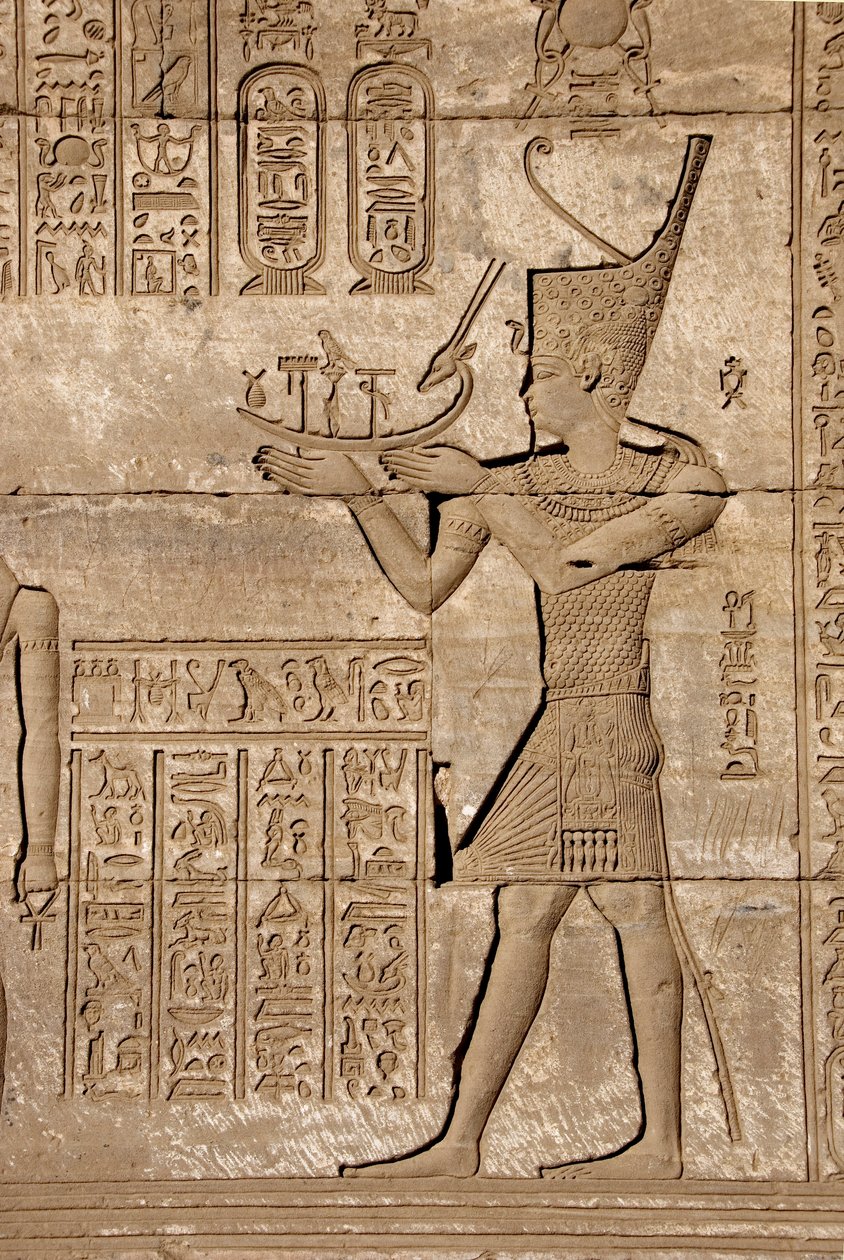 Egyiptomi ókor: római mammisi, Ihy, Ízisz fia születésének emlékére - Részlet domborművekről és hieroglifákról, Hathor temploma, Denderah, Egyiptom - Egyiptomi civilizáció: szimbolikus kéreget hordozó férfi, római mammisi részlete, születésének emlékére alkotó: Egyptian Ptolemaic Period