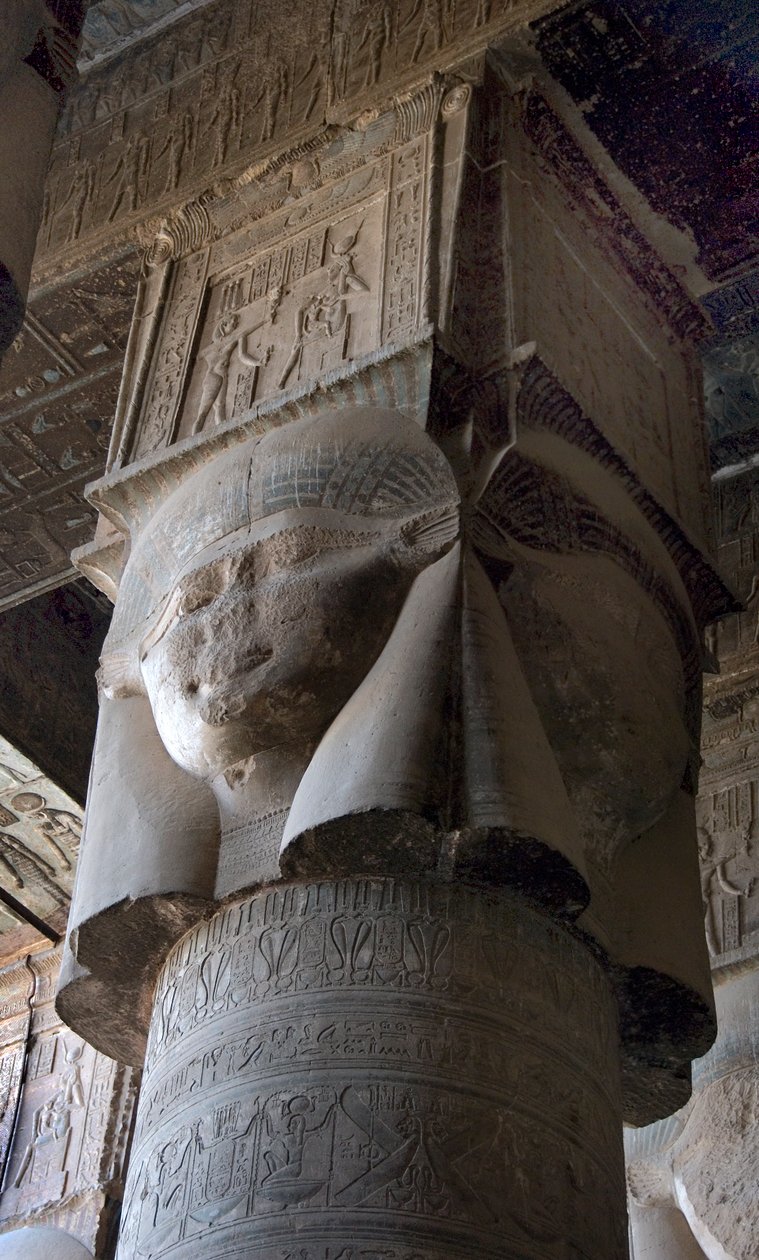 Egyiptomi ókor: Hathor istennő ábrázolásával díszített oszlopfő. Hathor temploma, Dendera, Egyiptom alkotó: Egyptian Ptolemaic Period