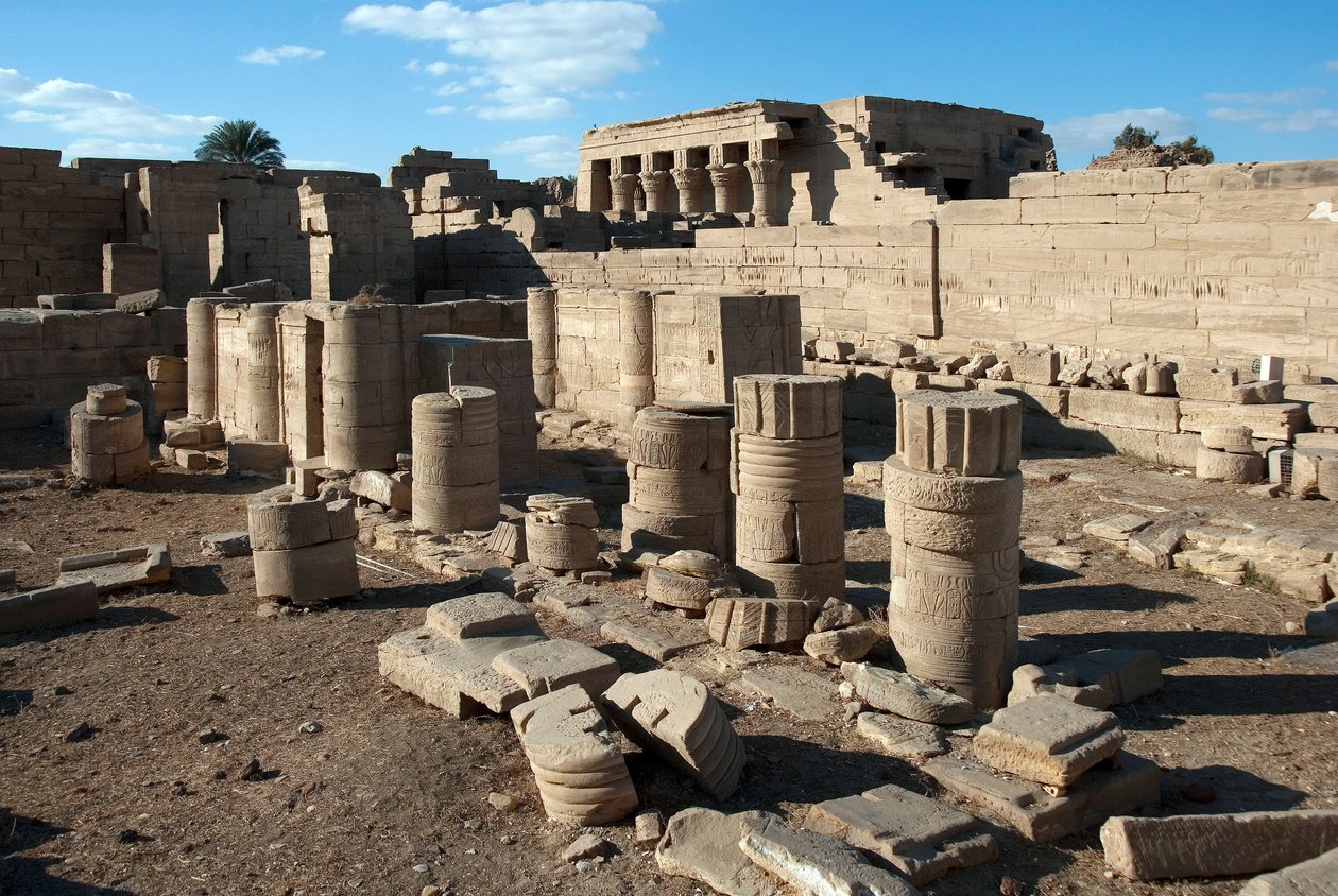 Egyiptomi ókor: Hathornak szentelt templom oszlopai, Dendera, Egyiptom alkotó: Egyptian Ptolemaic Period