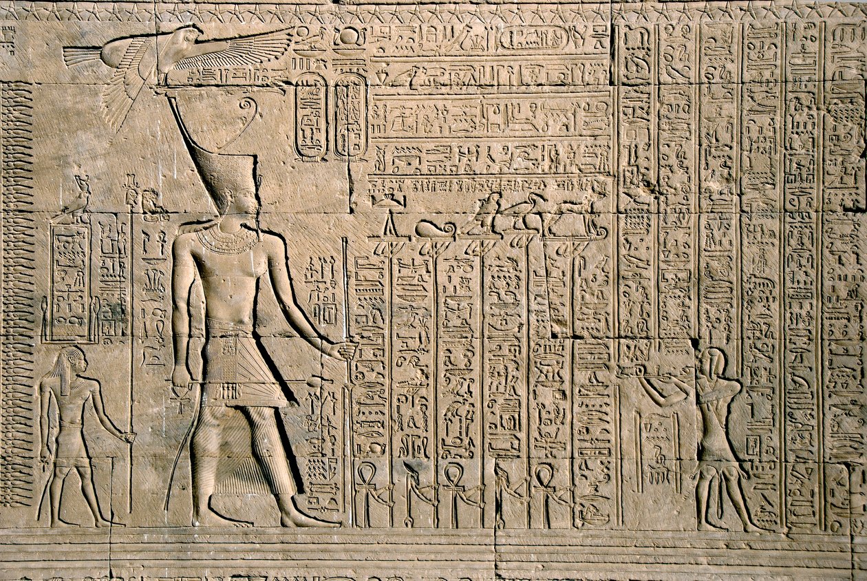 Egyiptomi antikvitás: külső dombormű hieroglifákkal. Hathor temploma, Denderah, Egyiptom – Egyiptomi civilizáció: a denderah-i Hathor-templom (vagy Tentyra-templom) falára faragott hierogifák és alakok, melyek I. Pepi uralkodása alatt épültek (i.e. 2250 kö alkotó: Egyptian Ptolemaic Period