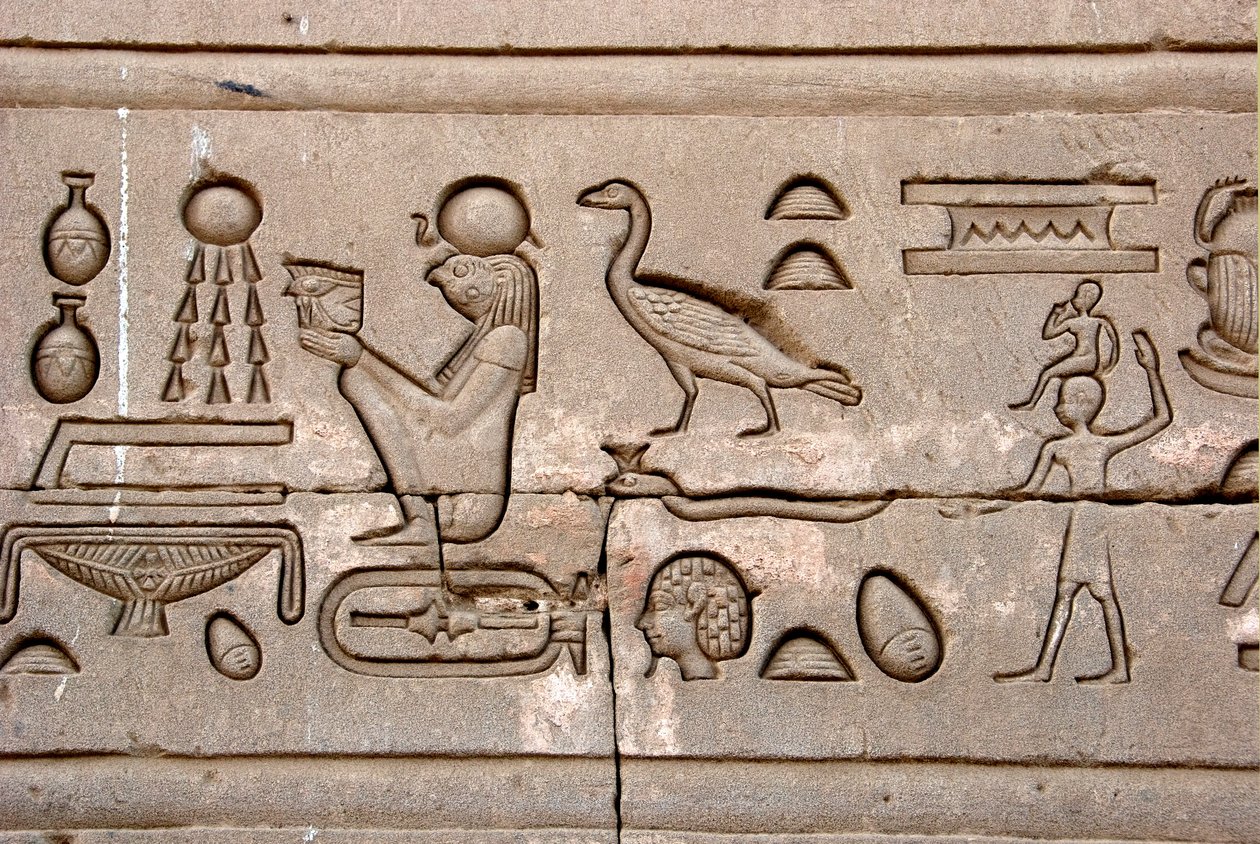Egyiptomi ókor: hieroglifák a Hathor-templom keleti falán, Denderah, Egyiptom - Egyiptomi civilizáció: a denderah-i Hathor-templom (vagy Tentyra-templom) falára faragott hieroglifák, amelyek I. Pepi uralkodása alatt épültek (i.e. 2250 körül) - Dendera Temp alkotó: Egyptian Ptolemaic Period