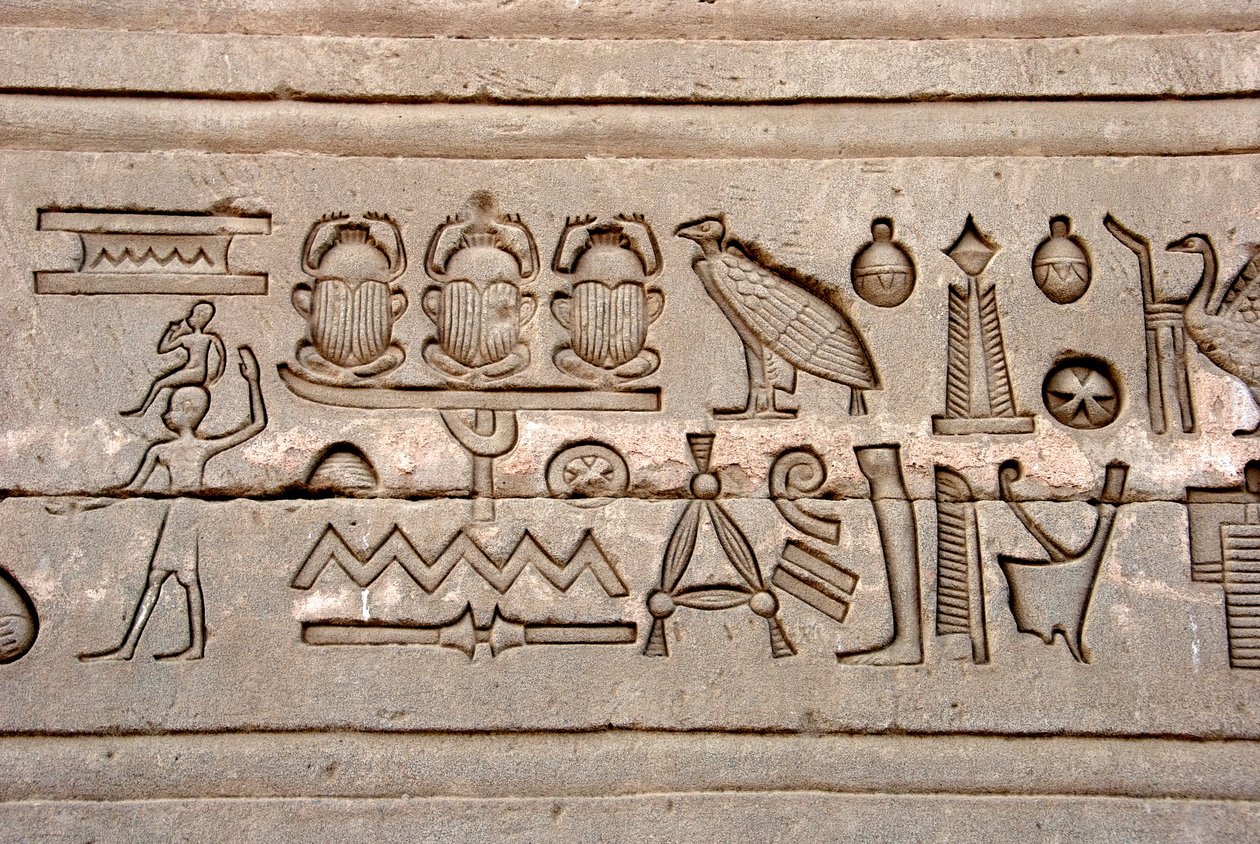 Egyiptomi ókor: hieroglifák Hathor templomának keleti falán, Dendera, Egyiptom alkotó: Egyptian Ptolemaic Period