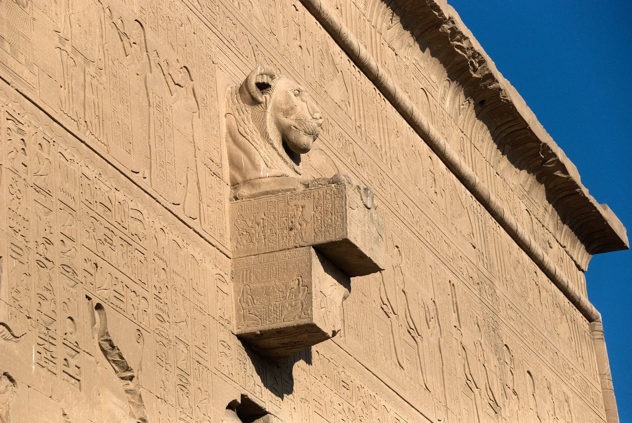 Egyiptomi antik: oroszlánfejű vízköpő, Hathor temploma, Dendera, Egyiptom alkotó: Egyptian Ptolemaic Period