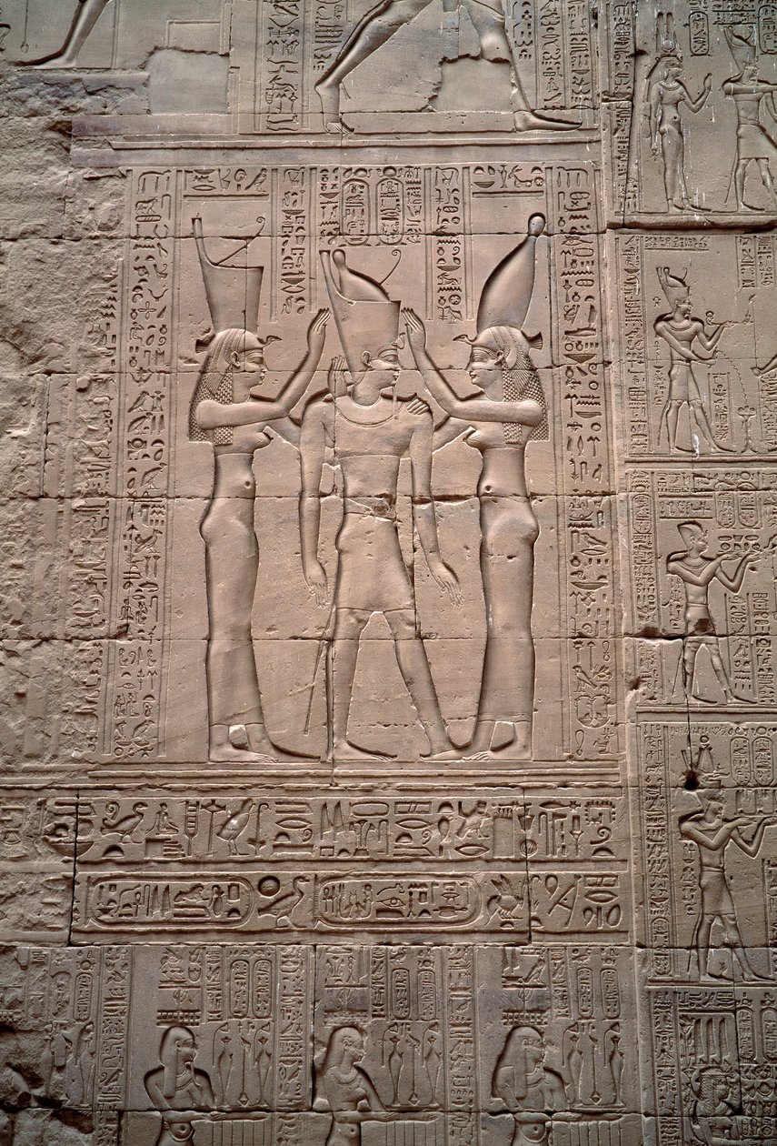 Egyiptomi ókor: IV. Ptolemaiosz király koronázását ábrázoló alacsony dombormű. Hórusz temploma, Edfu, Egyiptom alkotó: Egyptian Ptolemaic Period