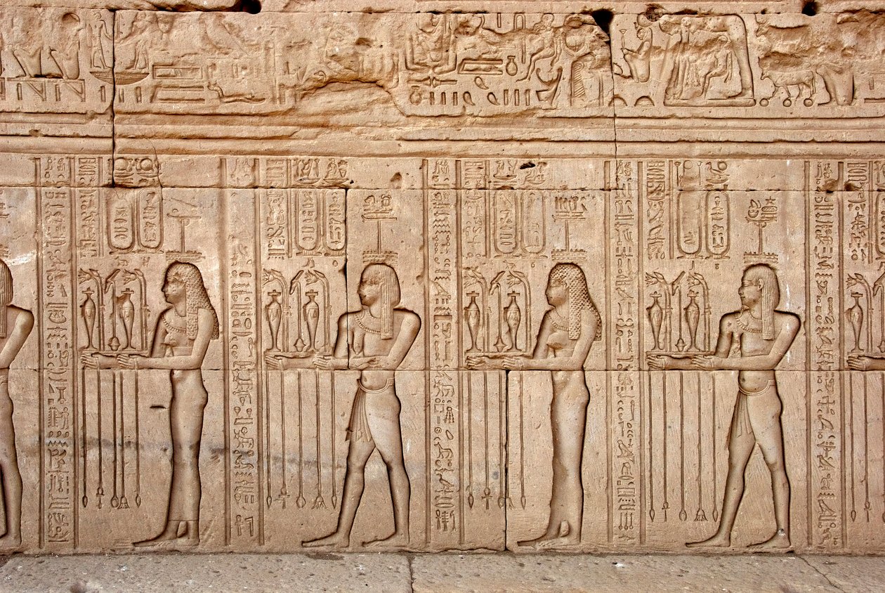 Egyiptomi antikvitás: az istennőnek bemutatott áldozatok és adók, Hathor temploma, Denderah, Egyiptom - Egyiptomi civilizáció: az istennőnek hozott áldozatok és adók - A denderai Hathor templom (vagy Tentyra temploma) falára faragott figurák, alkotó: Egyptian Ptolemaic Period