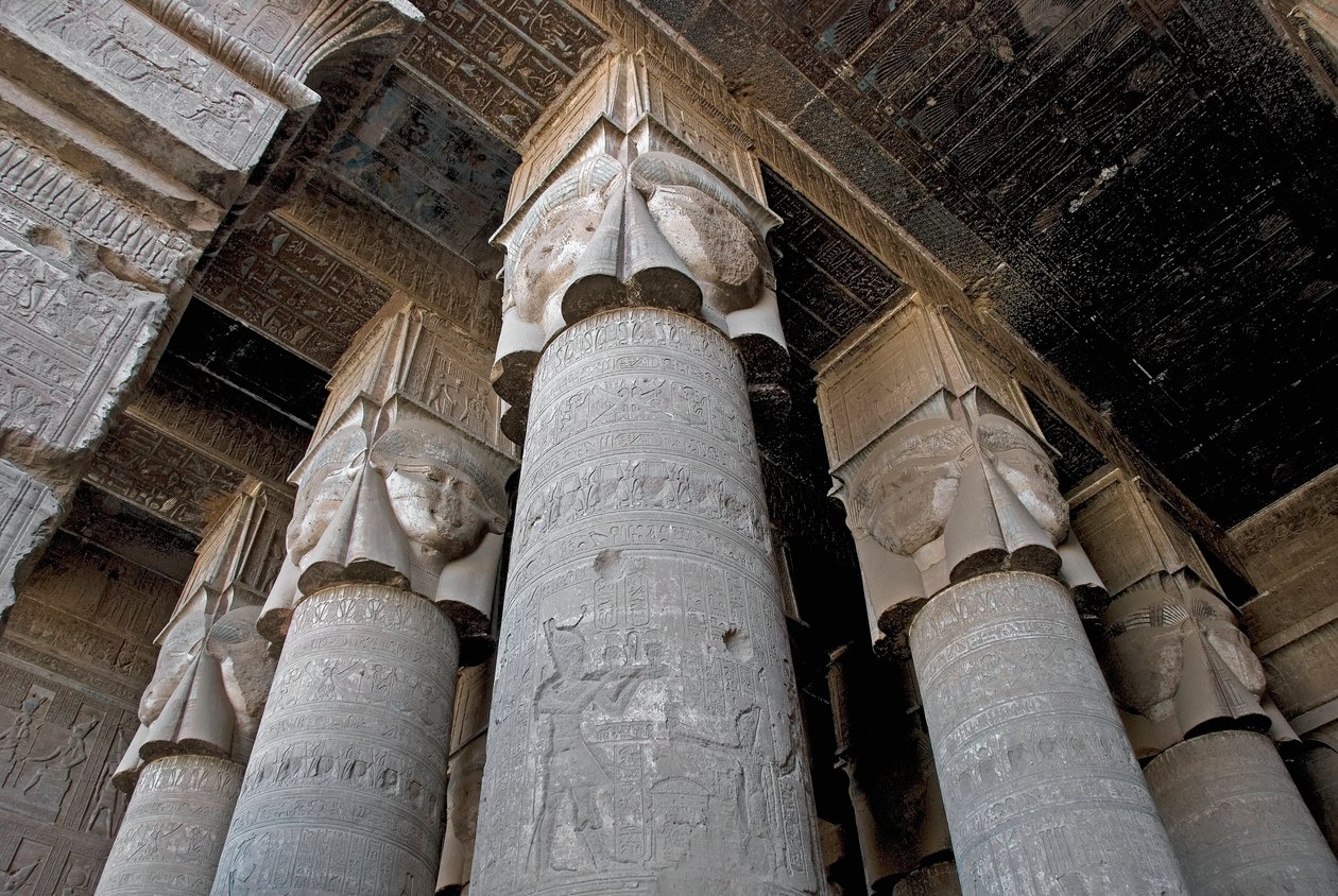 Egyiptomi antikvitás: részleges kilátás a hypostyle szobára, oszlopokkal, amelyeket Hathor istennő ábrázolása díszít. Hathor temploma, Dendera, Egyiptom alkotó: Egyptian Ptolemaic Period