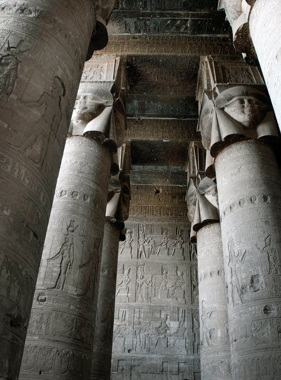 Egyiptomi antikvitás: részleges kilátás a hypostyle szobára, oszlopokkal, amelyeket Hathor istennő ábrázolása díszít. Hathor temploma, Dendera, Egyiptom alkotó: Egyptian Ptolemaic Period