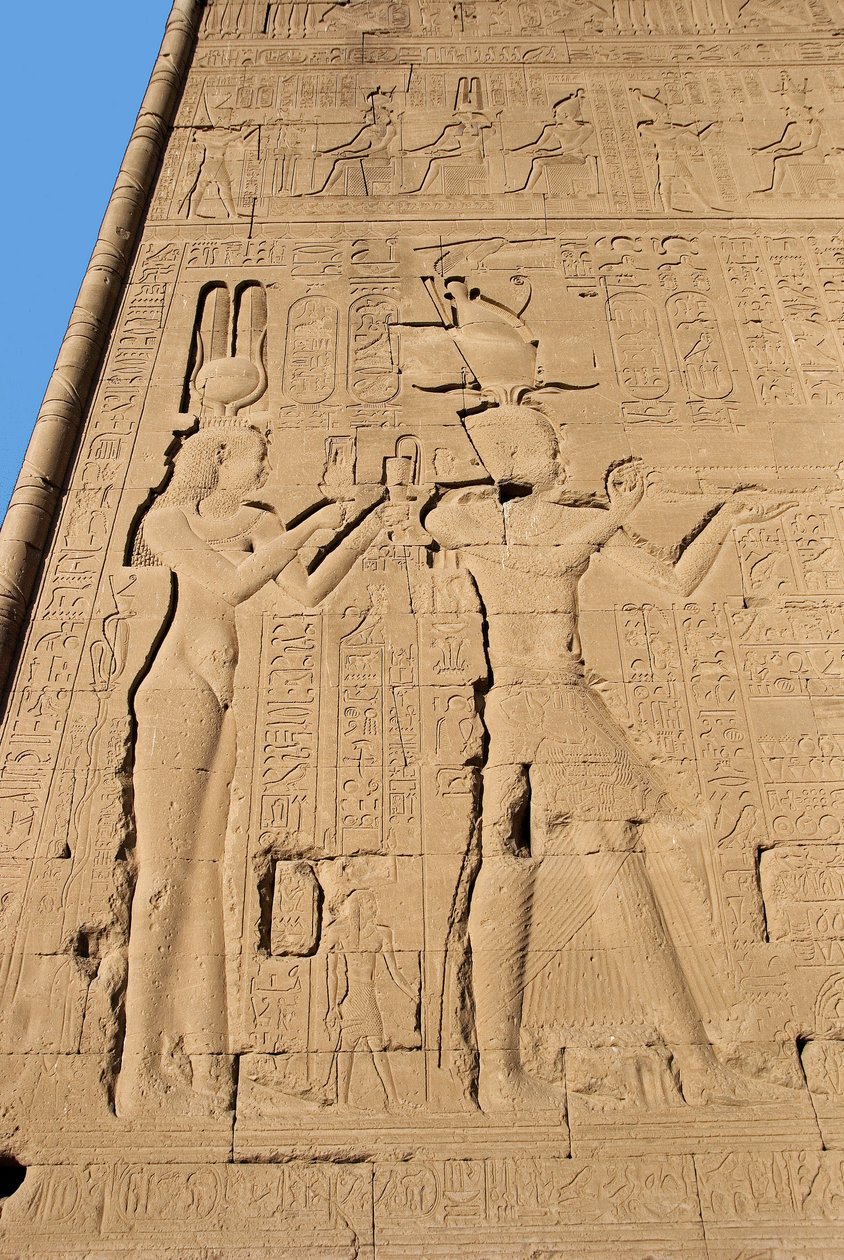 Egyiptomi antikvitás: dombormű a templom hátsó faláról, amelyet Hathor istennőnek szenteltek, aki Kleopátrost és Cesariont képviseli. Denderah, Egyiptom alkotó: Egyptian Ptolemaic Period