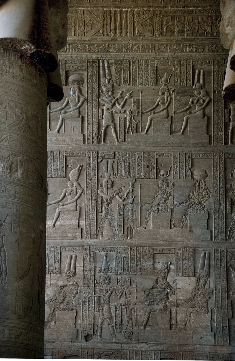 Egyiptomi antikvitás: domborművek a Hathornak szentelt templom hipostílus szobájában, Dendera, Egyiptom alkotó: Egyptian Ptolemaic Period