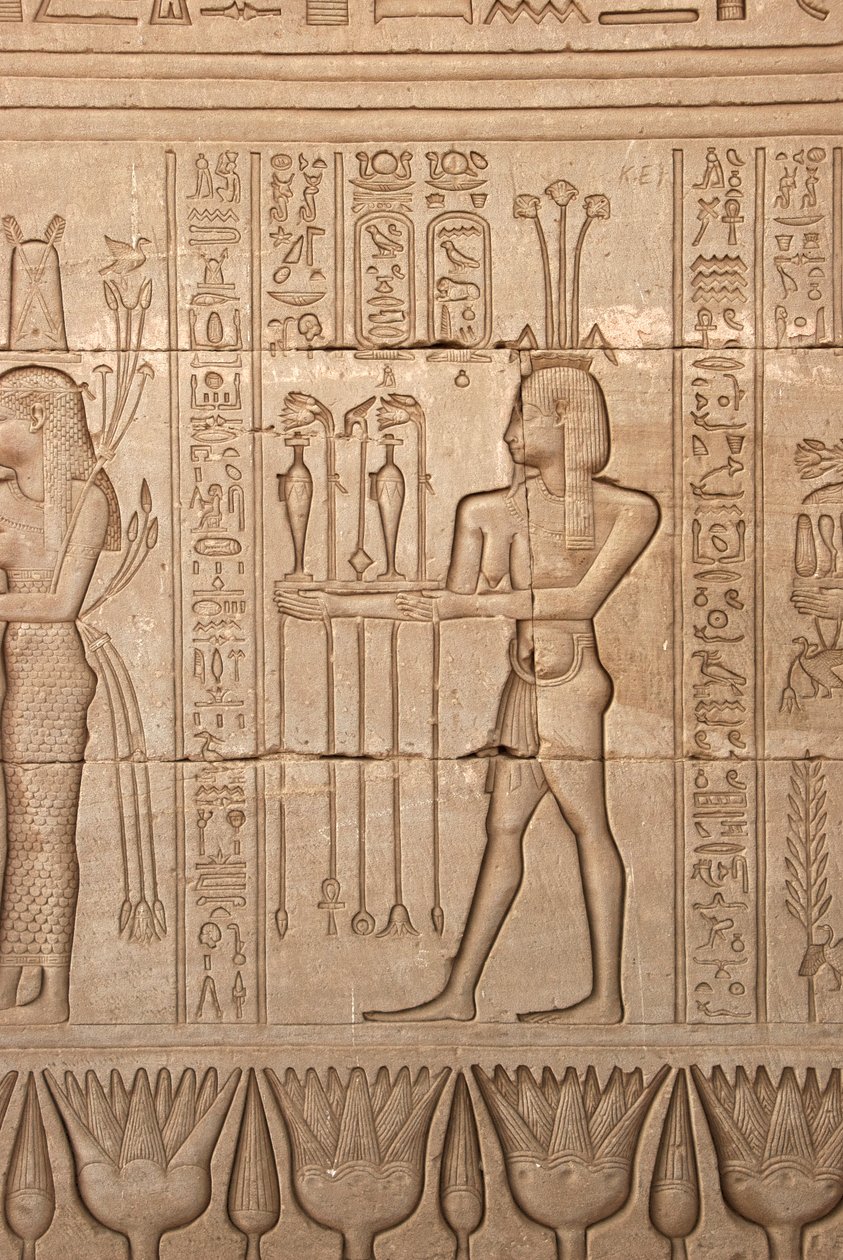 Egyiptomi ókor: egy férfi ábrázolása, aki áldozatot visz az istennő előtt, Hathor temploma, Dendera, Egyiptom alkotó: Egyptian Ptolemaic Period