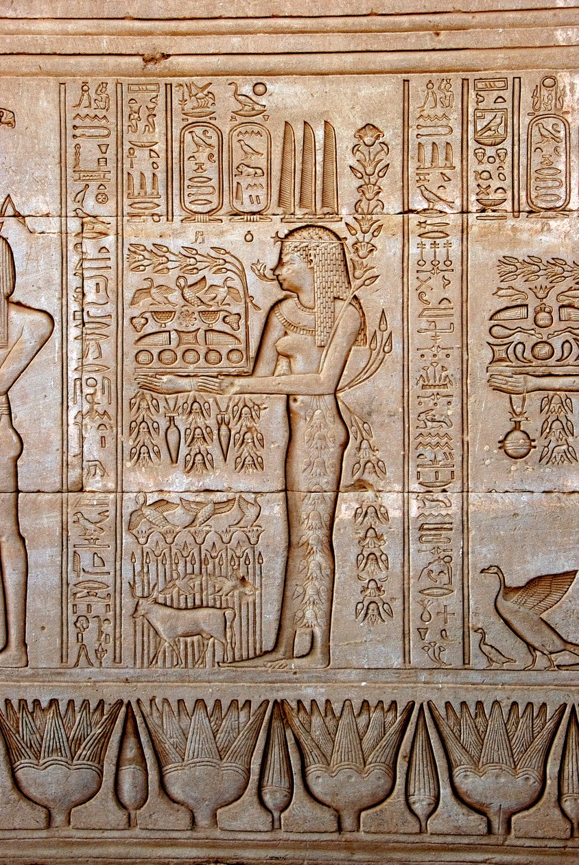 Egyiptomi ókor: egy fiatal nő ábrázolása, aki áldozatokat visz az istennő előtt, Hathor temploma, Dendera, Egyiptom alkotó: Egyptian Ptolemaic Period