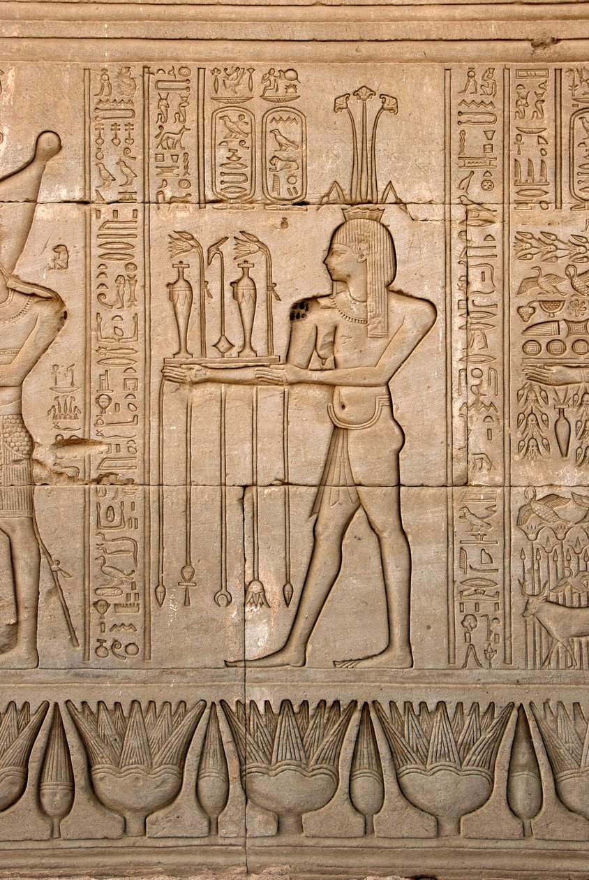 Egyiptomi ókor: a Nílus istenének ábrázolása, Hapy és hieroglifák, Hathor temploma, Denderah, Egyiptom - Egyiptomi civilizáció: a Nílus istene, Hapy, és a Hathor-templom (vagy Tentyra-templom) falára faragott hieroglifák Denderahban, alkotó: Egyptian Ptolemaic Period