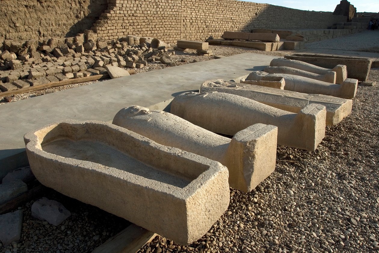 Egyiptomi ókor: szarkofág hely a Hathor templom egyik udvarában, Dendera (Dendera), Egyiptom alkotó: Egyptian Ptolemaic Period