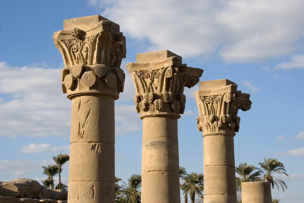 Egyiptomi ókor: kilátás a Hathor istennőnek szentelt templom bejárata előtti kioszk oszlopaira. 81-117. Dendera, Egyiptom alkotó: Egyptian Ptolemaic Period