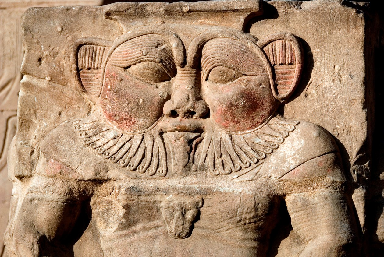 Egyiptomi antiquitis: Bes istenség. Részlet a Hathor istennőnek szentelt templom alacsony domborművéről. Hathor temploma, Dendera alkotó: Egyptian Ptolemaic Period