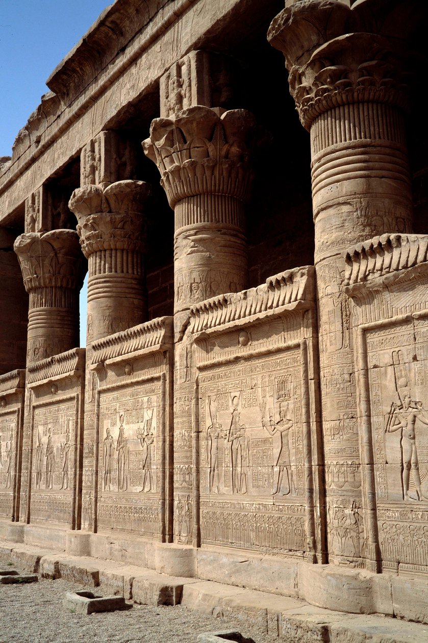 Egyiptomi építészet: kilátás a Denderah-i Hathor-templomra. Ptolemaioszi időszak. Egyiptom. alkotó: Egyptian Ptolemaic Period