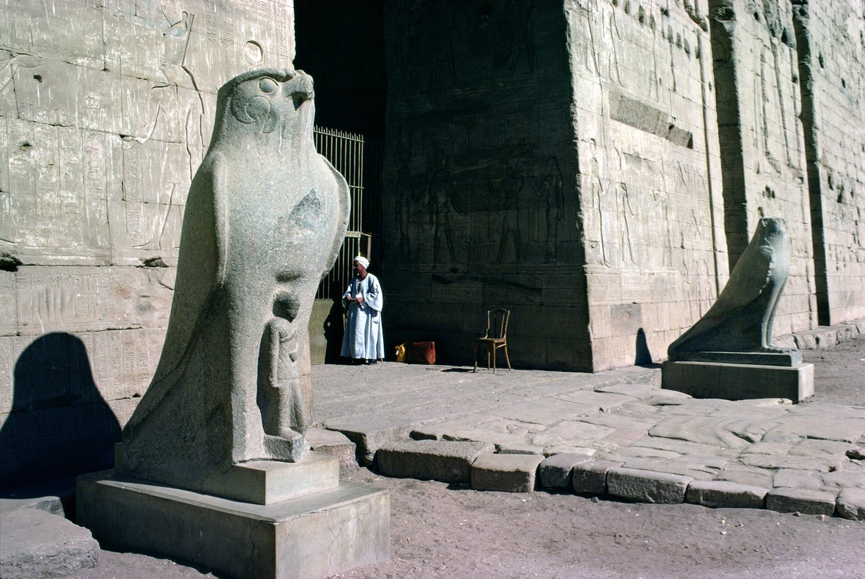 Hórusz templomának bejárata alkotó: Egyptian Ptolemaic Period