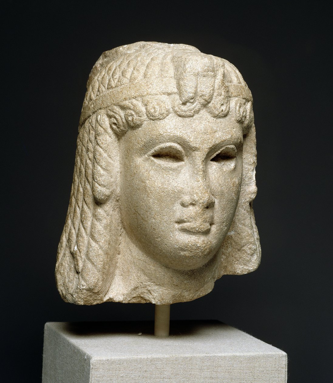 Egy nehéz parókát viselő királynő feje, valószínűleg VII. Kleopátra (i. e. 69-30) (márvány) alkotó: Egyptian Ptolemaic Period