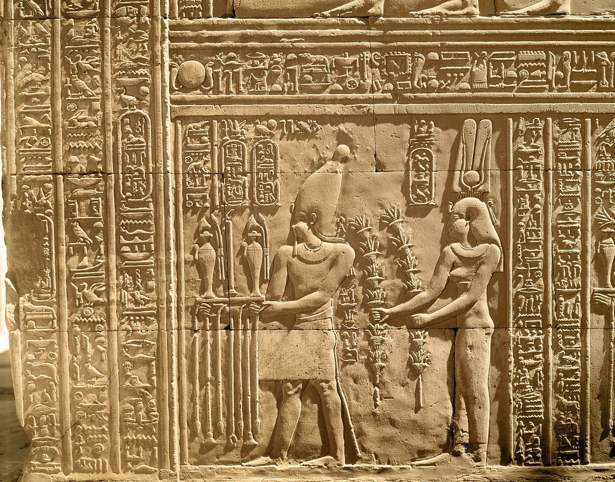 VIII. Ptolemaiosz II. Euergetes (Physkon) és III. Kleopátra az isteneknek áldozatot ábrázoló dombormű alkotó: Egyptian Ptolemaic Period