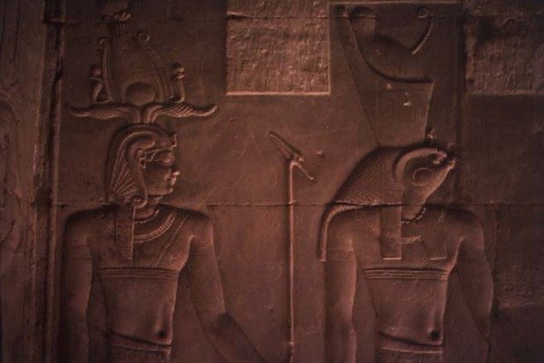 XII. Ptolemaiosz (Kr. e. 112-51 körül) és Hórusz (kő) domborműve. alkotó: Egyptian Ptolemaic Period