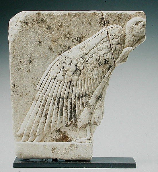 Keselyűt ábrázoló dombormű (mészkő) alkotó: Egyptian Ptolemaic Period