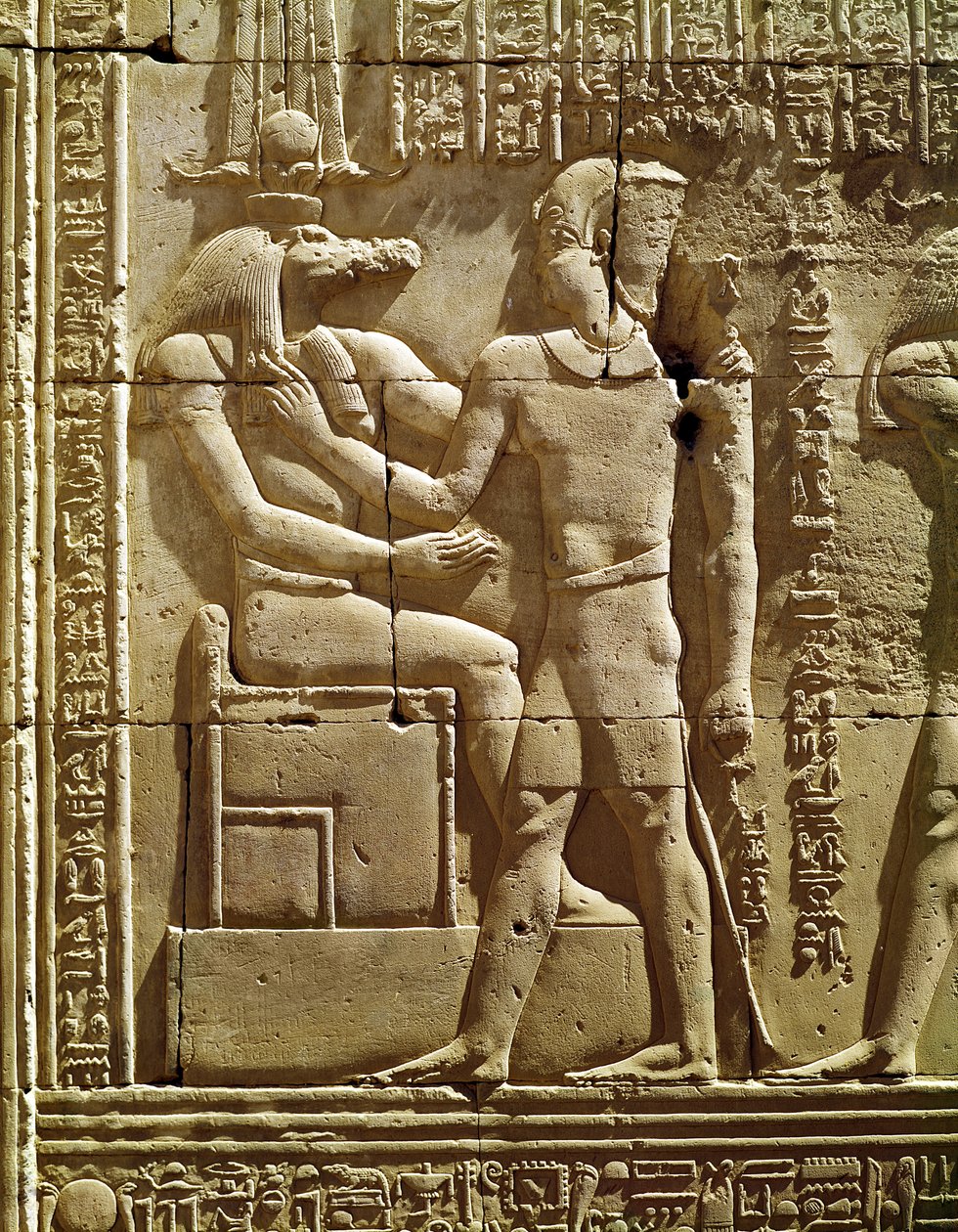 Szobek és VI. Ptolemaiosz Philometor (Kr. e. 180-45) domborműve alkotó: Egyptian Ptolemaic Period