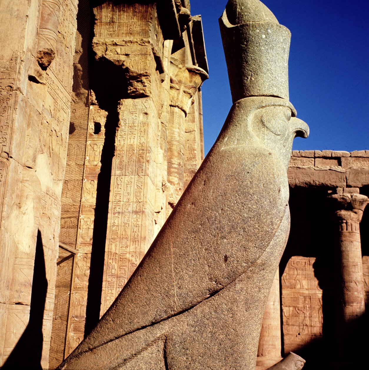 Hórusz szobra a Hórusz-templom áldozati udvarában alkotó: Egyptian Ptolemaic Period