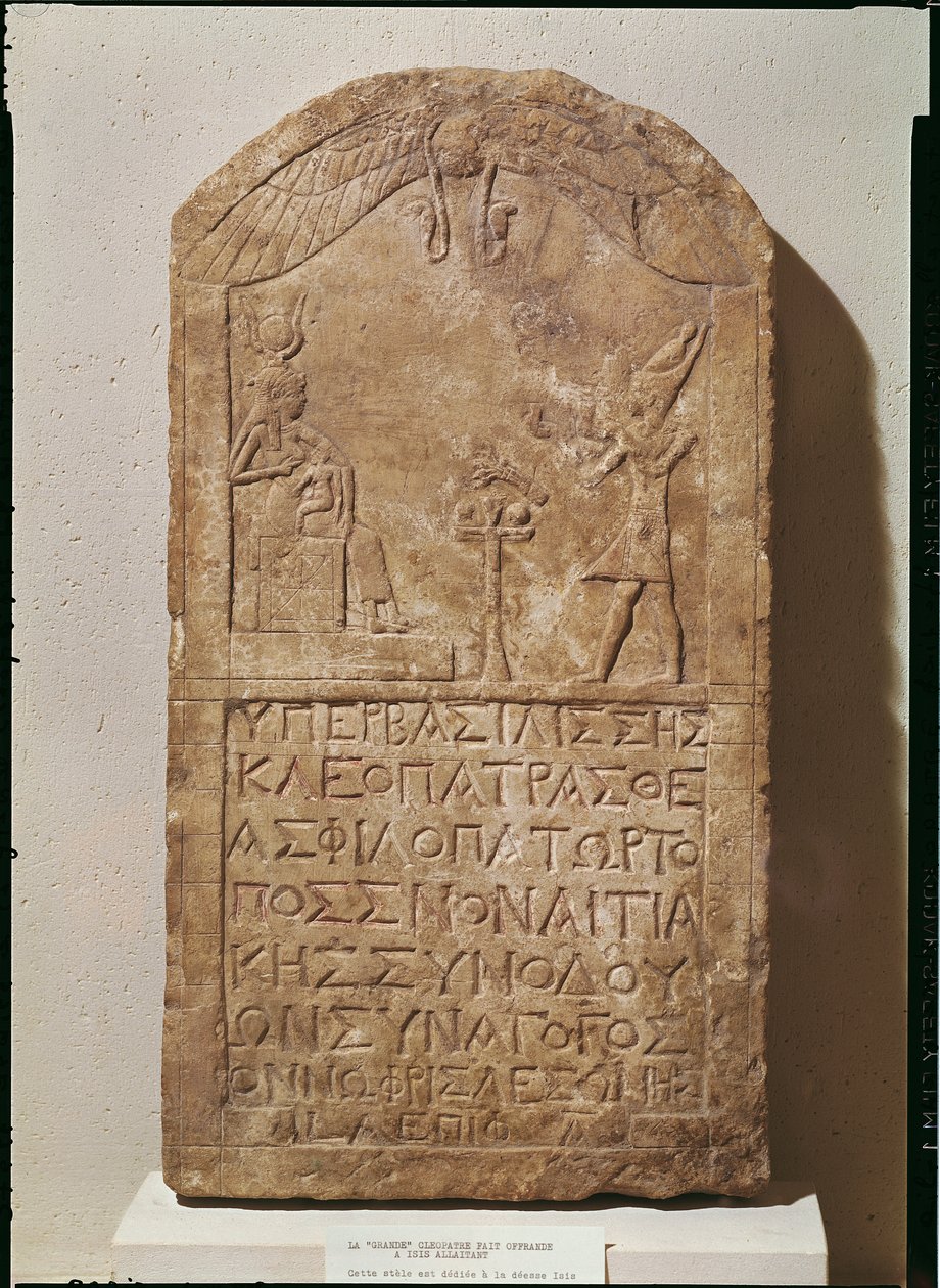 Ízisznek szentelt sztélé, amely VII. Kleopátrát (Kr. e. 69-30) ábrázolja, amint felajánlást tesz Isisnek, aki szoptatja fiát, Hóruszt, ie 51-ben (mészkő) alkotó: Egyptian Ptolemaic Period