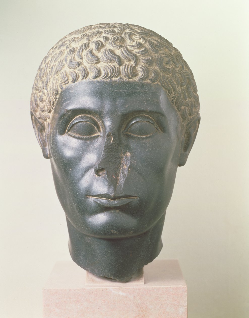A brooklyni feketefej, valószínűleg Mitrahinehból, a késő Ptolemaioszi időszakból (i. e. 50 körül) (diorit) alkotó: Egyptian Ptolemaic Period
