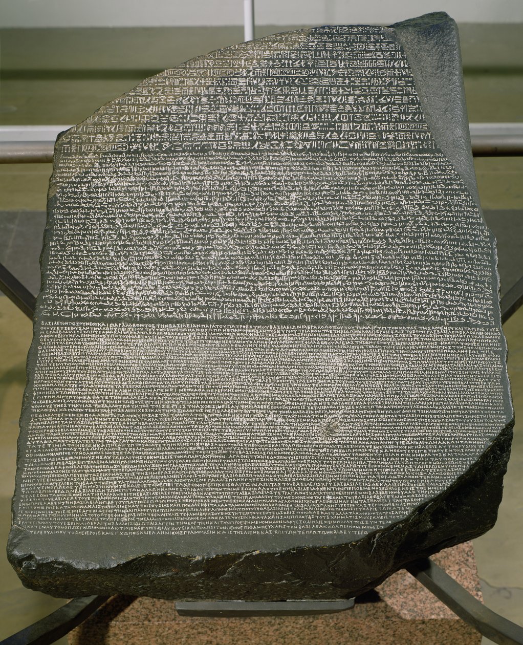 A Rosetta-kő, a St. Julien erődből, El-Rashid (Rosetta) Kr. e. 196 (kő) (lásd még 2359) alkotó: Egyptian Ptolemaic Period
