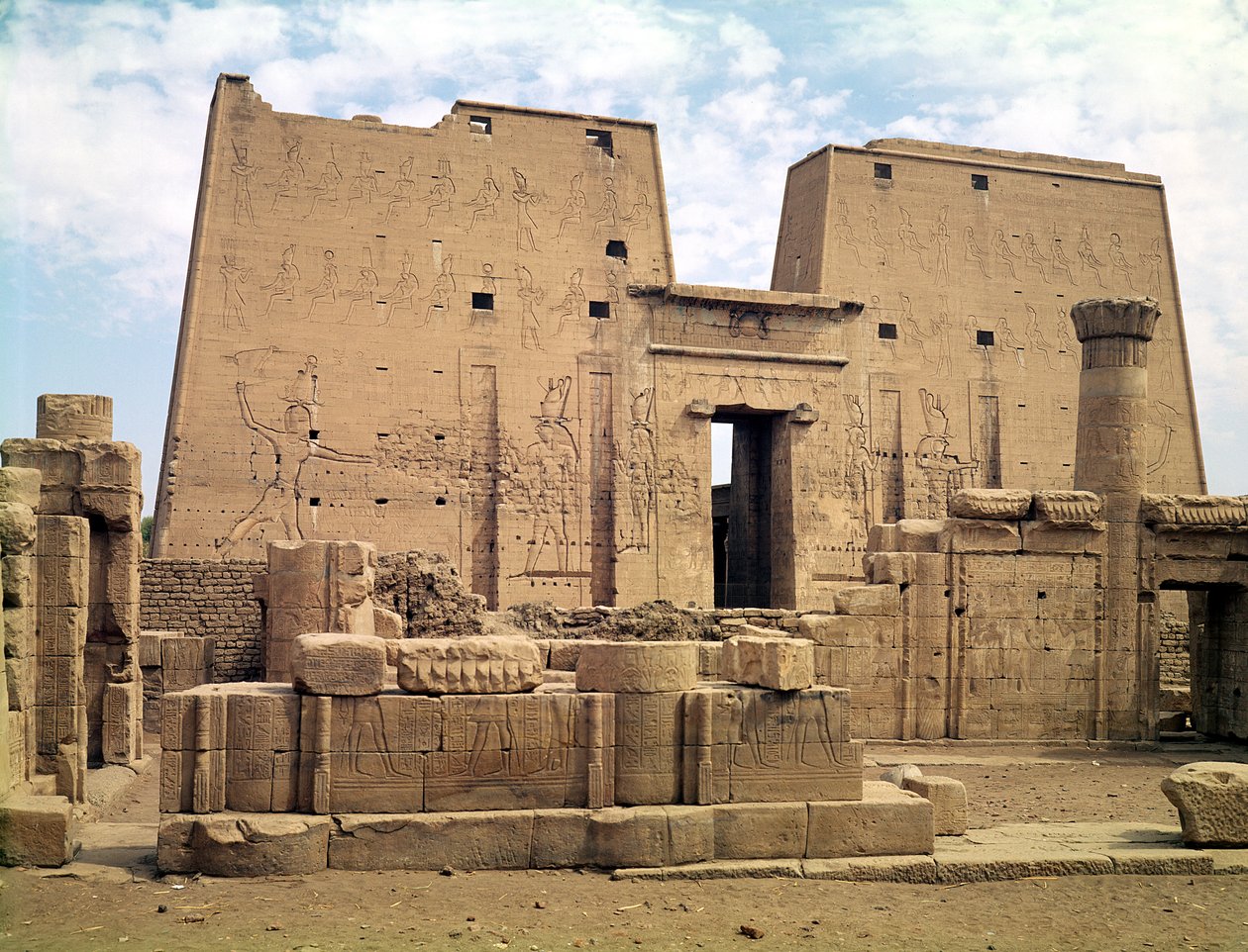 Kilátás a Hórusz-templom első pilonjára alkotó: Egyptian Ptolemaic Period