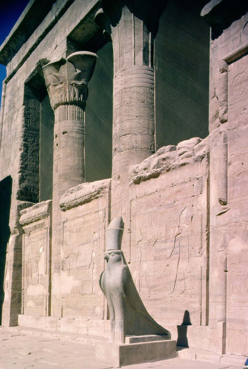 Kilátás a Hórusz-templom homokkő homlokzatára alkotó: Egyptian Ptolemaic Period