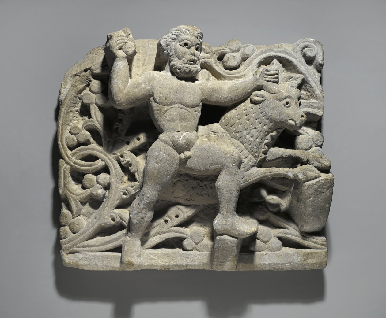 Héraklész, aki Acheloost kovácsolja bika alakban, Oxyrhynchusból, 300-500 körül (mészkő) alkotó: Egyptian School