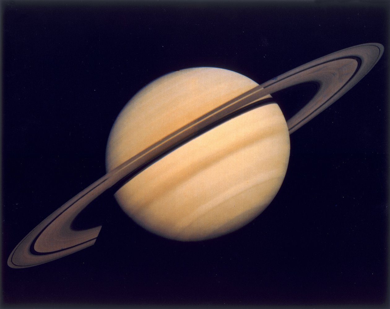 A Szaturnusz és gyűrűi, a Voyager 1 fényképezte alkotó: Nicolas d