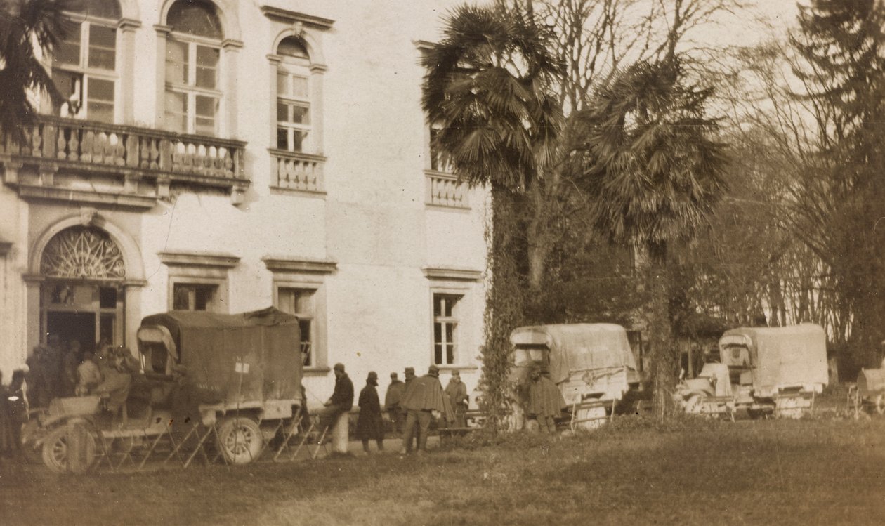 Album az első világháborúról Friuli-Venezia Giuliában: a mentőautó megérkezése a sebesültekkel a Villa Brazzàba, ahol a Soleschiano Manzano-i hadikórház 17-e található, 1915.11.25. (f/w fotó) alkotó: Elena Bianconcini
