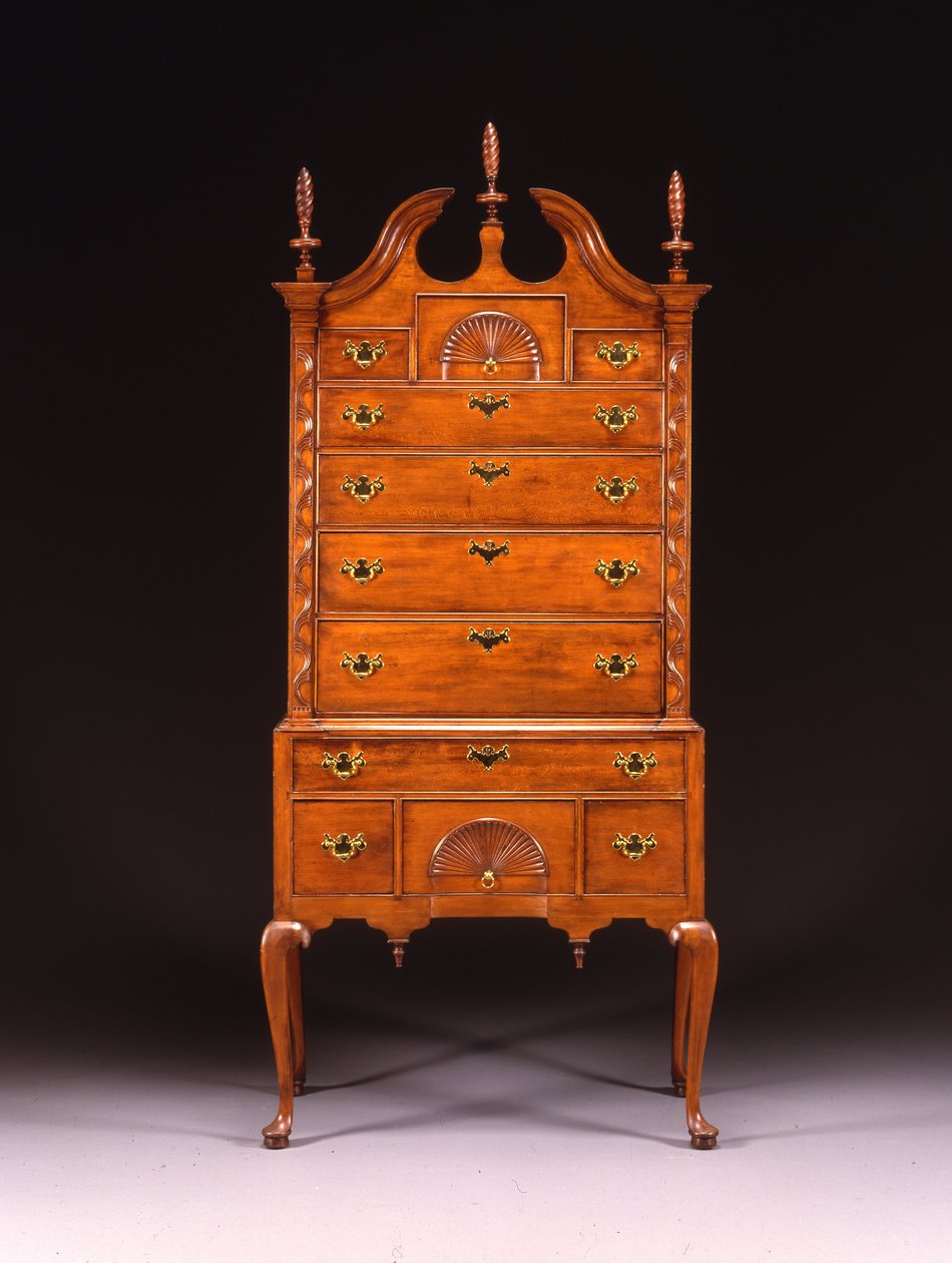A Hawley-Clarke-Lyman család, Queen Anne faragott magas komód, Hadley vagy Springfield, Massachusetts, 1750-70 körül (cseresznyefa) alkotó: Eliakim (school of) Smith